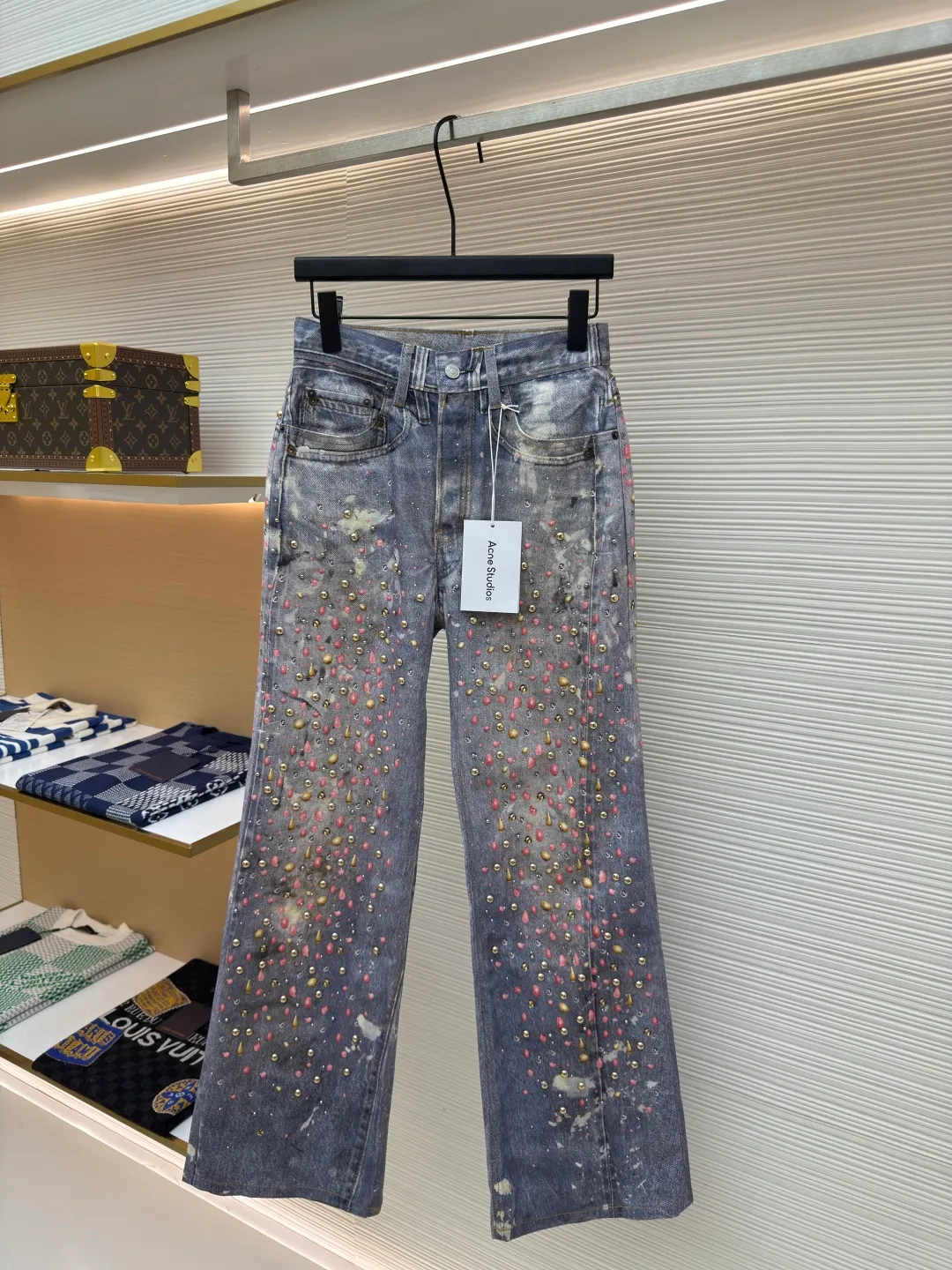 Acne Studios Japan Minami Aoyama capsule series jeans ●Authentic product: 7599 purchase and development ●Item number: 1680089-B10 ●Material: denim fabric ●Technology: three-dimensional beading ●Version: loose version ●Weight: about 625 grams ●Size: 34-36-38-40 ●Description: Part of the printing part is three-dimensional beading, the effect of the collision of the two processes! The overall wiring is straight and delicate, the fabric is comfortable and soft, and the color is consistent without color difference. It can be matched with the same style to create a fashionable look and control various occasions. Customized accessories, complete with three standards, same style for men and women!